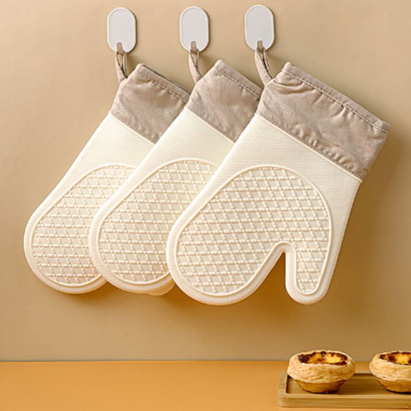 FlameGuard™ Oven Gloves – Heat-Resistant Grip for Safe Cooking