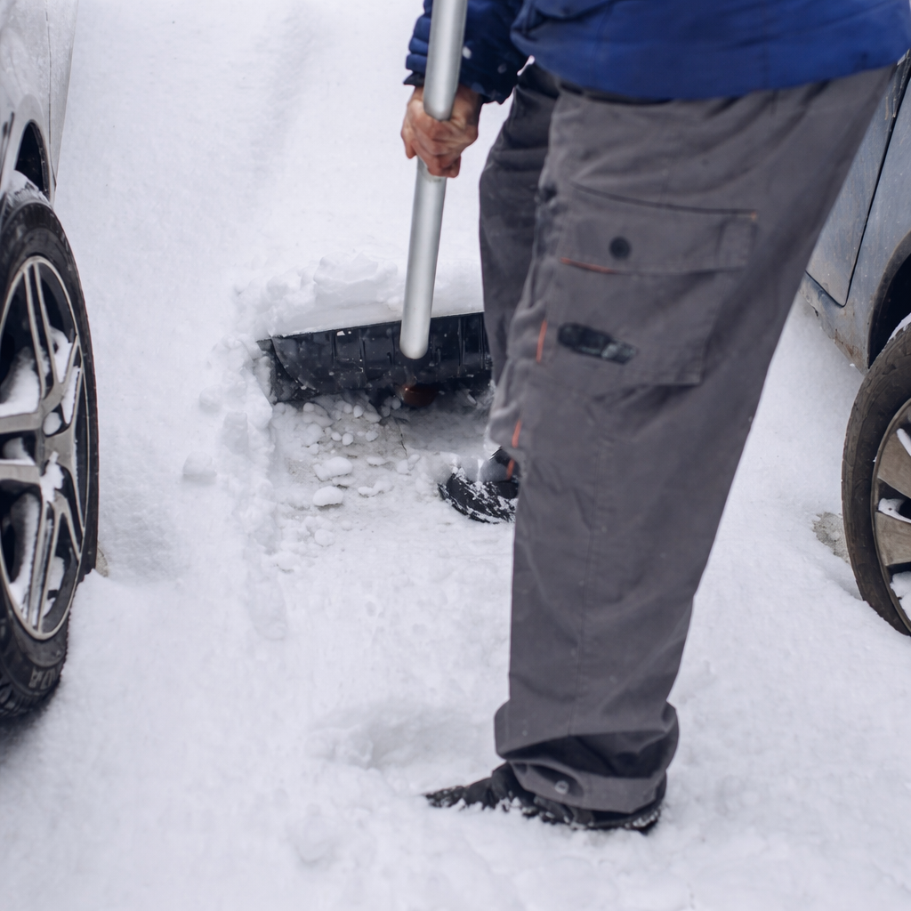 FrostGuard™ - Ergonomic Snow Shovel for Pain-Free Winter Cleanup