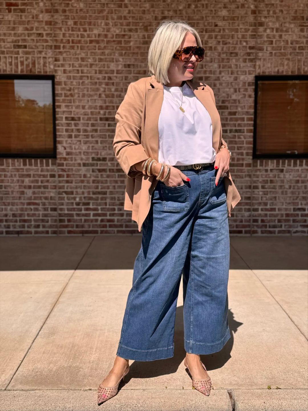 Women's high-waisted wide-leg jeans