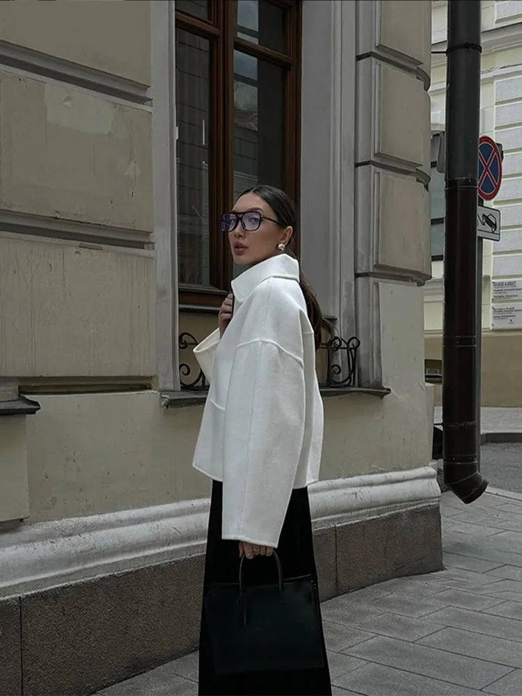 Stylish White Lapel Zip-Up Jacket for Chic Everyday Wear