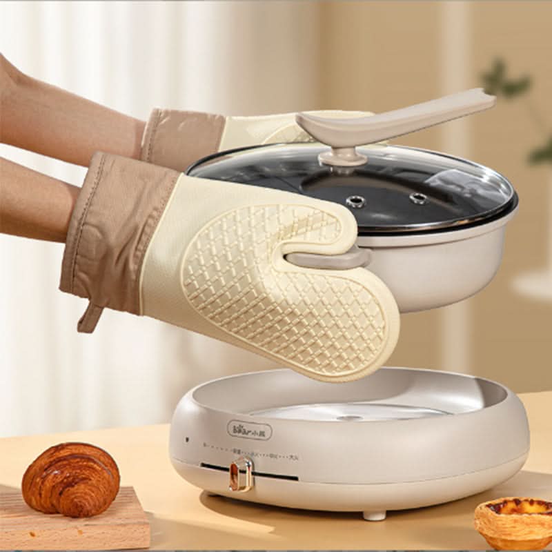 FlameGuard™ Oven Gloves – Heat-Resistant Grip for Safe Cooking