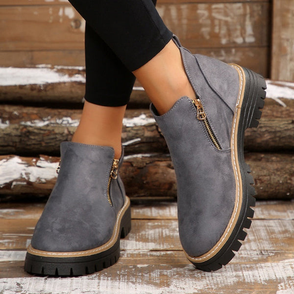 Elegant leather boots for women