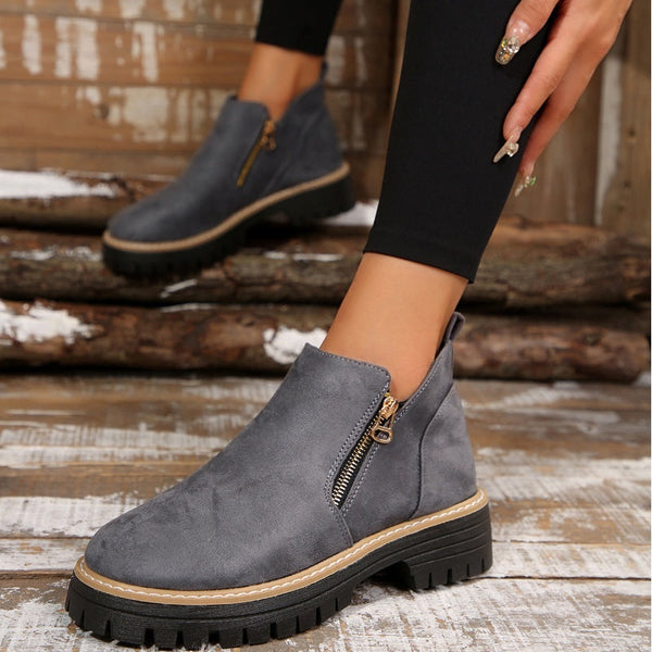 Elegant leather boots for women