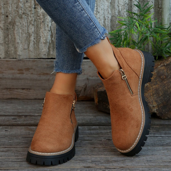 Elegant leather boots for women