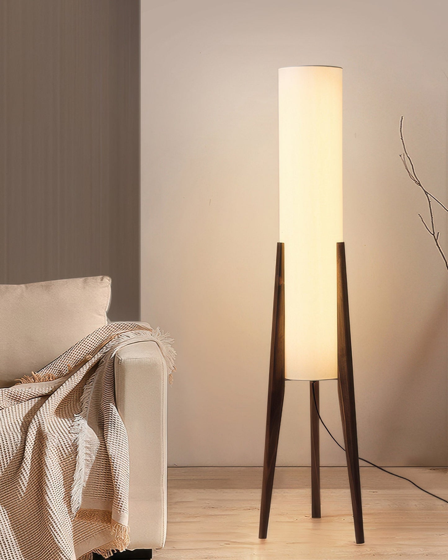 Massief walnoothouten vloerlamp met decoratief ontwerp
