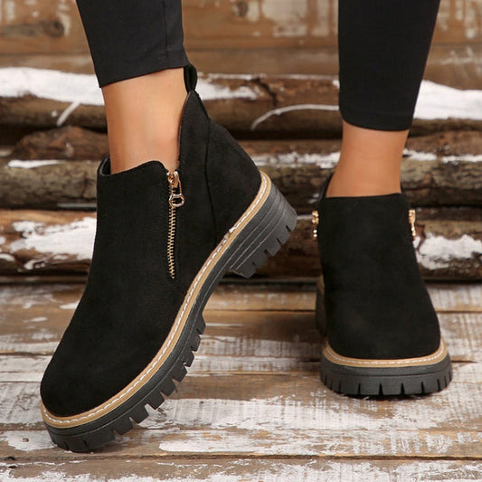 Elegant leather boots for women