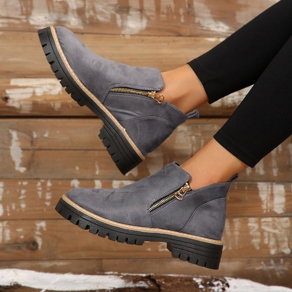 Elegant leather boots for women