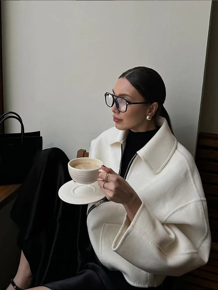 Stylish White Lapel Zip-Up Jacket for Chic Everyday Wear