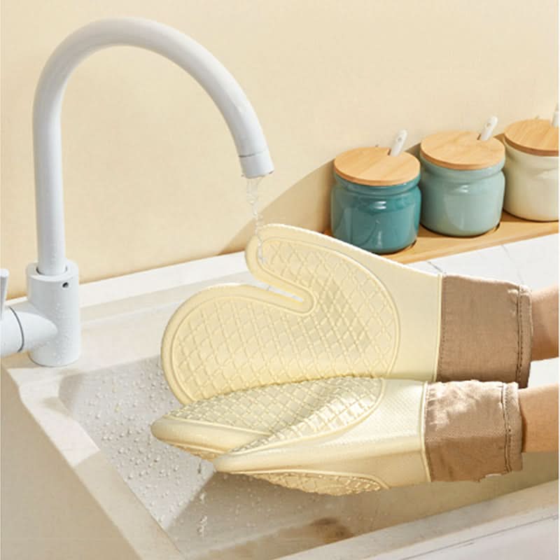 FlameGuard™ Oven Gloves – Heat-Resistant Grip for Safe Cooking