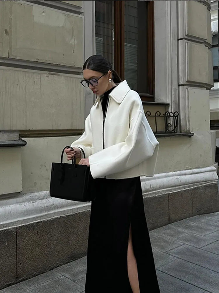 Stylish White Lapel Zip-Up Jacket for Chic Everyday Wear