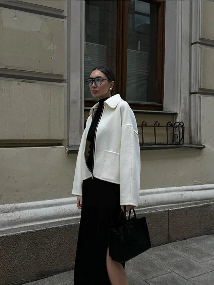Stylish White Lapel Zip-Up Jacket for Chic Everyday Wear